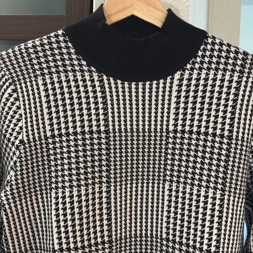 T Tahari Houndstooth Mock Turtleneck - Size M - Picture 3 of 9